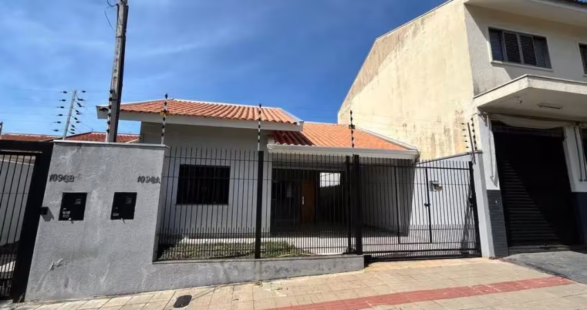 Casa com 3 quartos para alugar na Rua Pioneiro Arlindo Pedralli, 1076, Parque das Laranjeiras, Maringá