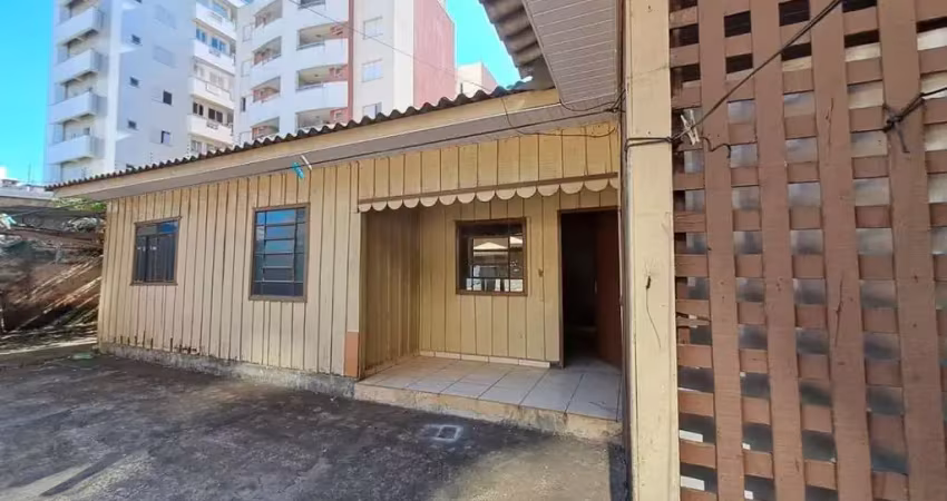 ** casa de fundos para locação no centro de maringá**