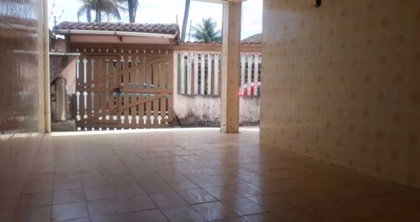 CASA COM 2 DORMITÓRIOS NA PRIMEIRA QUADRA DA PRAIA