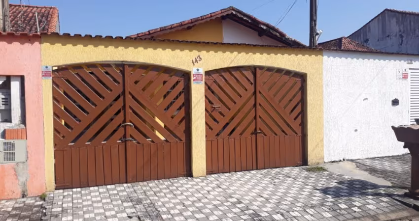 CASA 3 DORMITÓRIOS E COM PISCINA À 150 METROS DA PRAIA