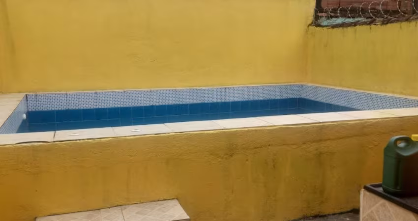 CASA COM PISCINA 600 METROS DA PRAIA