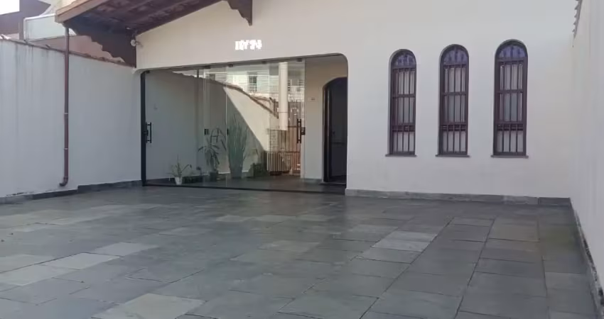 Casa 3 dormitórios  na avenida comercial e próximo da praia