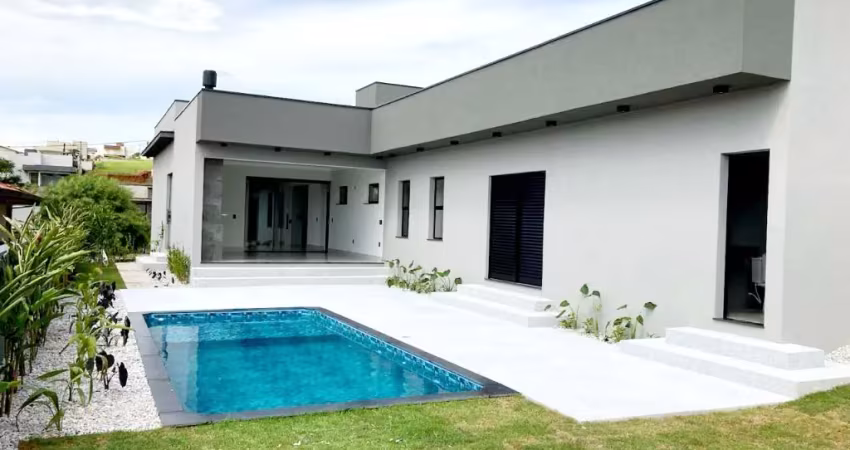 Casa Térrea com Três Suites e Piscina Aquecida no Condomínio Flamboyant