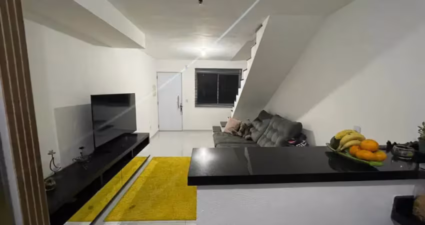 Condomínio pq. das cerejeiras sobrado com 2 quartos, 2 banheiros,  1 vaga
