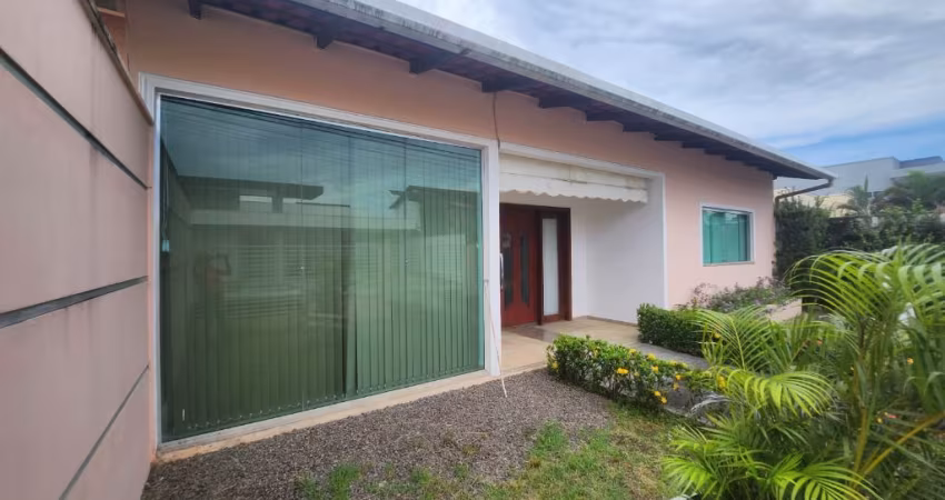 Casa térrea no Ponta Negra 2 no início do condomínio – climatizada, 3 suítes – 600m²