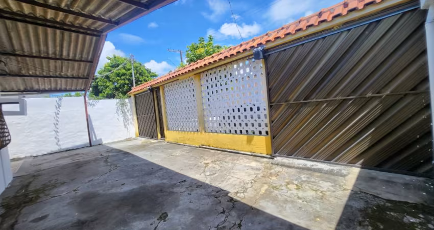 Casa no Conj. Nova República – 3 quartos sendo 1 suíte, portão eletrônico, quintal amplo.