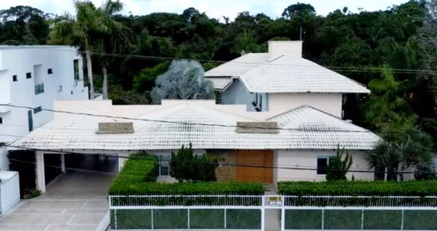 Cond. Club de Campo – Ponta Negra – 3 suítes sendo, sala de cinema- 3.000m² de terreno e 459m² construída.