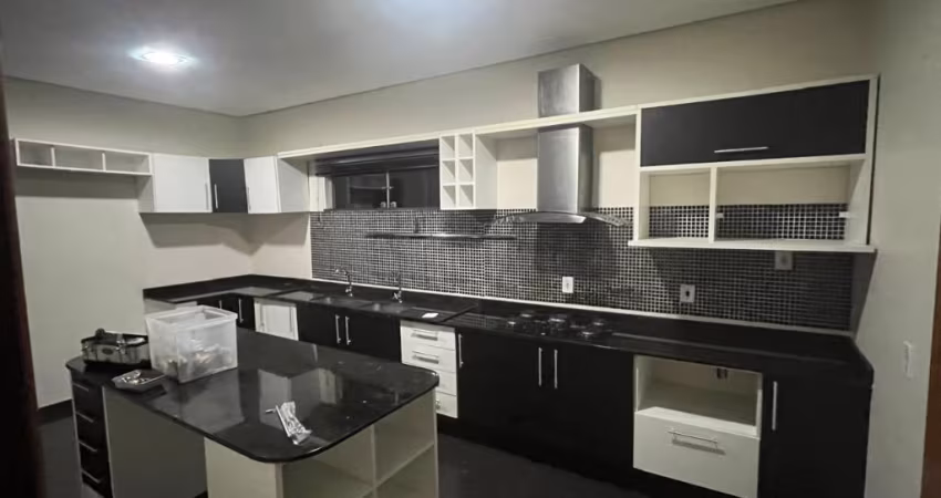 Casa Cond. Tapajós – semi mobiliado, 03 suítes, escritório, piscina..