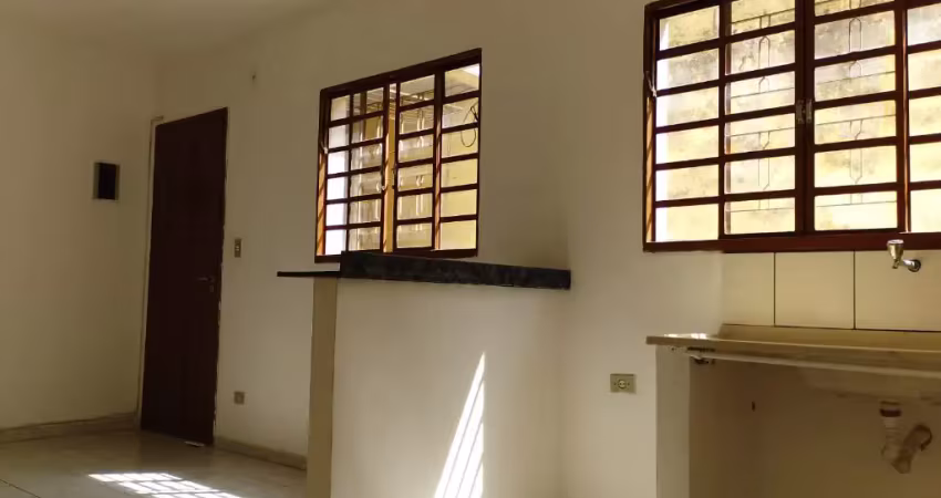 Casa independente, 3 cômodos, 1 vaga garagem. 350m metrô campo limpo!