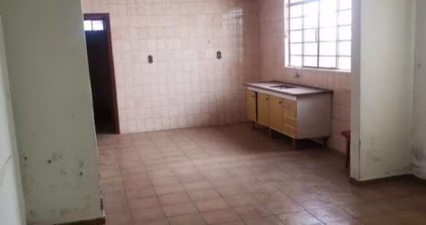CASA À VENDA 126m², RESIDENCIAL OU COMERCIAL, 2 DORMITÓRIOS, SALA AMPLA, BANHEIRO, GARAGEM SAIDA PARA DUAS RUAS, VIANELO, JUNDIAÍ