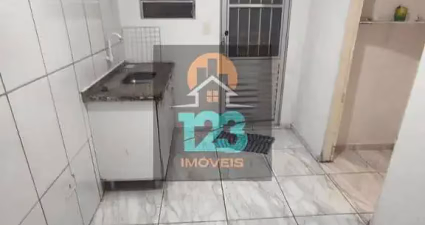 Casa com garagem para moto, 2 dorms, sala, cozinha e banheiro pequenos