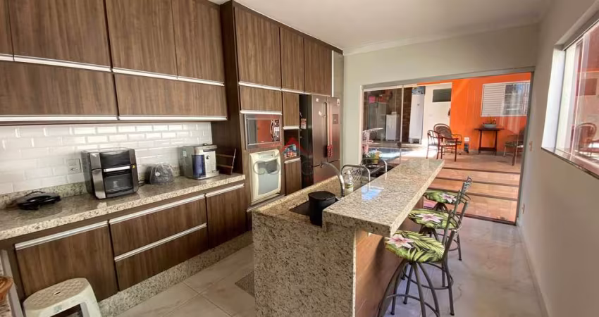 Casa para venda em Umuarama de 242.00m² com 3 Quartos, 1 Suite e 3 Garagens