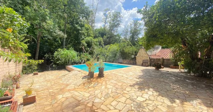 Casa para venda em Centro de 190.00m² com 4 Quartos, 1 Suite e 1 Garagem