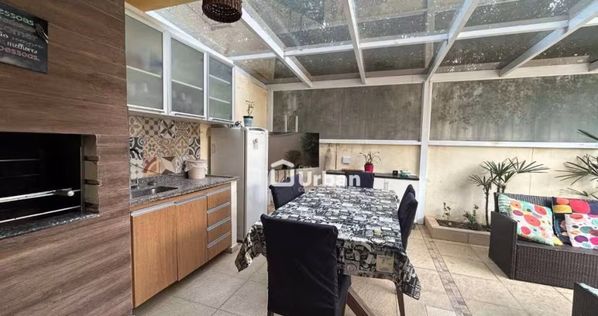 Casa de Condomínio para venda e aluguel em Granja Viana de 180.00m² com 4 Quartos, 2 Suites e 2 Garagens