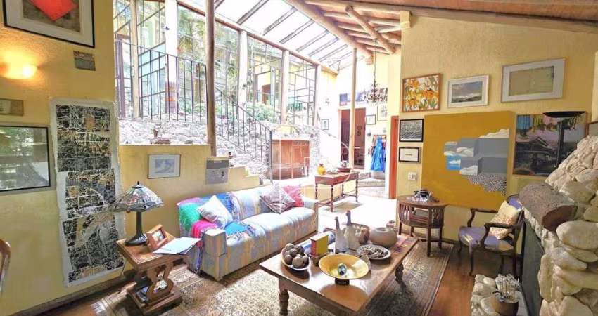 Casa de Condomínio para venda em Granja Viana de 518.00m² com 3 Quartos, 3 Suites e 7 Garagens