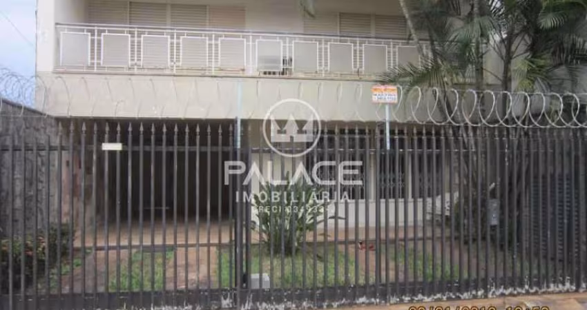 Sobrado para venda em Centro de 270.00m² com 5 Quartos, 3 Suites e 4 Garagens