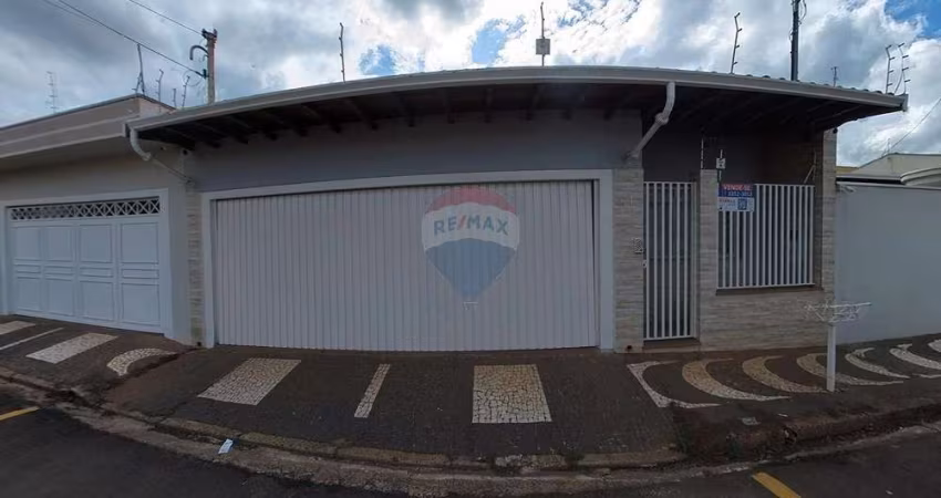 Casa para venda em Vila Queiroz de 197.00m² com 3 Quartos, 1 Suite e 2 Garagens