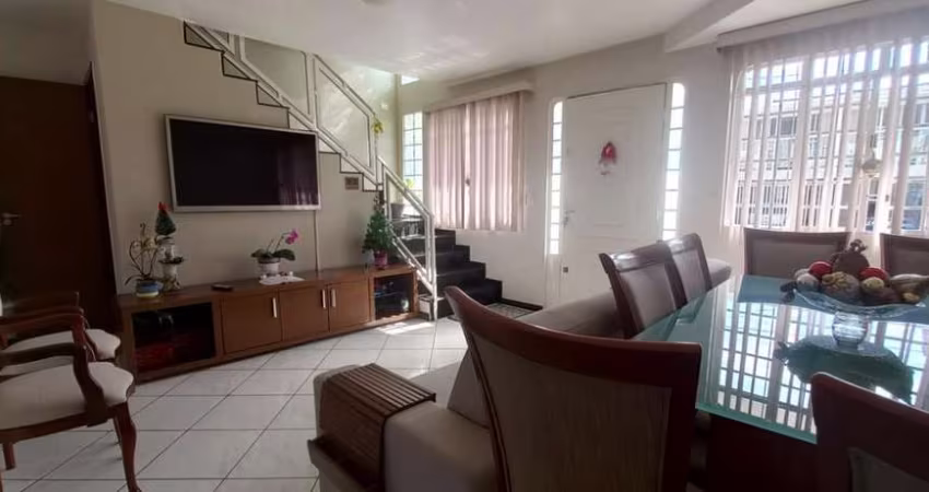 Sobrado para venda em Cidade Industrial de 180.00m² com 3 Quartos, 1 Suite e 2 Garagens