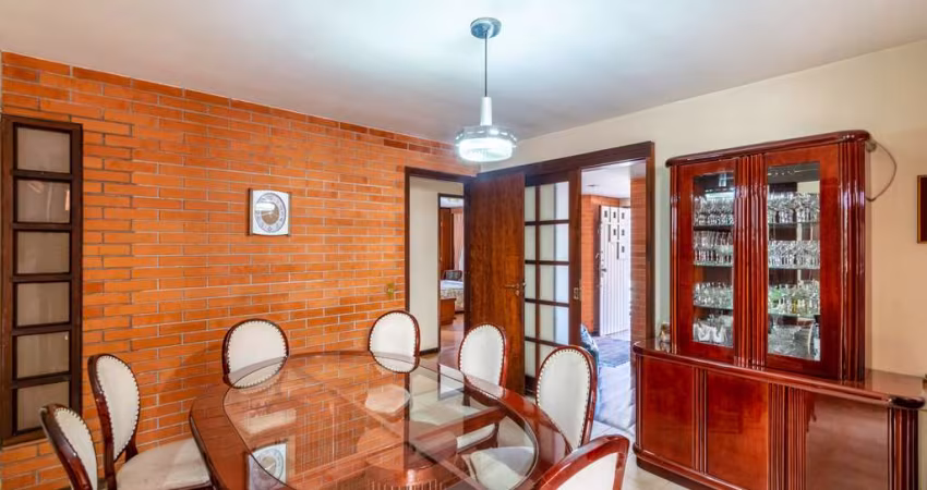 Casa para venda em Seminário de 206.00m² com 4 Quartos, 1 Suite e 4 Garagens