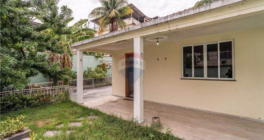 Casa para venda em Jardim Carioca de 165.00m² com 3 Quartos, 1 Suite e 4 Garagens