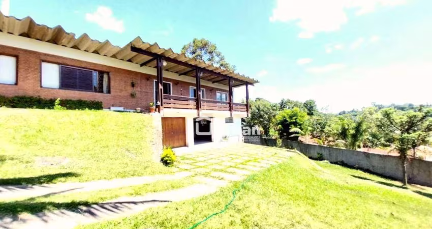 Casa para alugar em Granja Viana de 303.00m² com 3 Quartos, 1 Suite e 15 Garagens