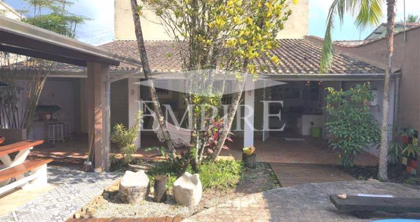 Casa para venda em Estufa I de 170.00m² com 3 Quartos, 1 Suite e 2 Garagens