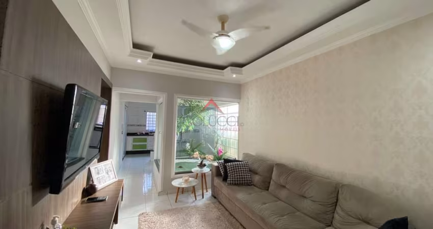 Casa para venda em Jardim Universo de 250.00m² com 2 Quartos, 1 Suite e 2 Garagens