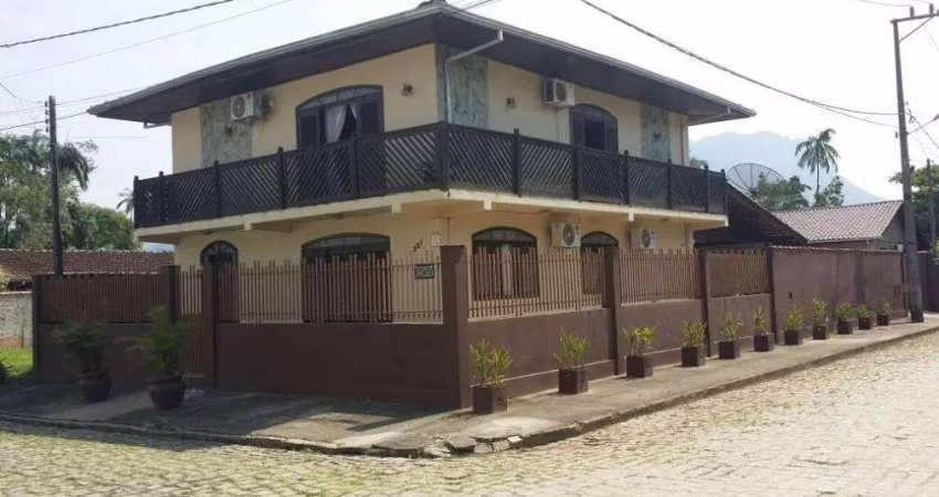 Casa para venda em Tarumã de 272.00m² com 4 Quartos, 1 Suite e 7 Garagens