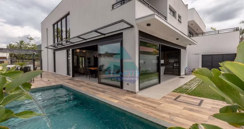 Casa para venda em Condomínio Lagoinha de 330.00m² com 5 Quartos, 5 Suites e 4 Garagens