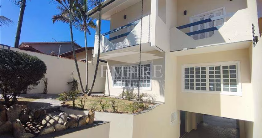 Sobrado para venda em Arujá Center Ville de 340.00m² com 3 Quartos, 1 Suite e 2 Garagens