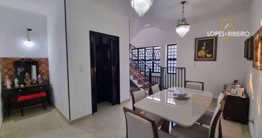 Sobrado para venda em Centro de 215.00m² com 4 Quartos, 2 Suites e 3 Garagens