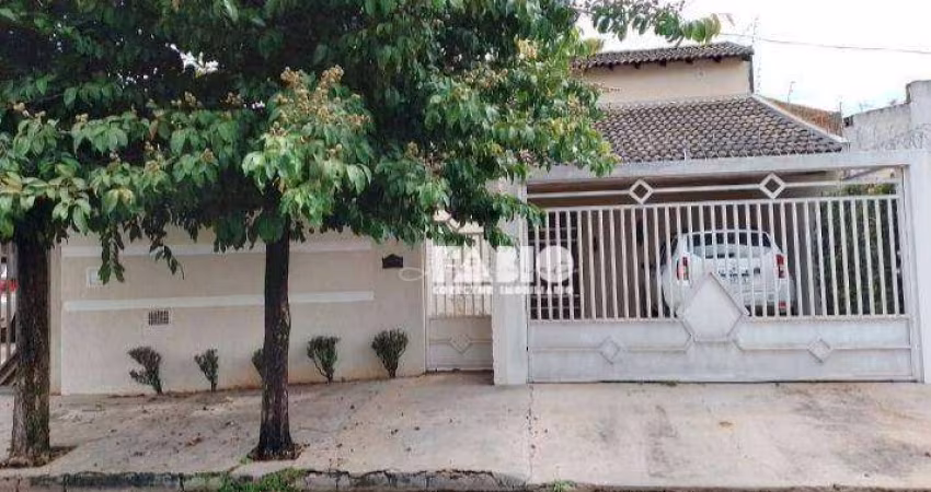 Casa para venda em Jardim Astúrias de 200.00m² com 2 Quartos, 1 Suite e 2 Garagens