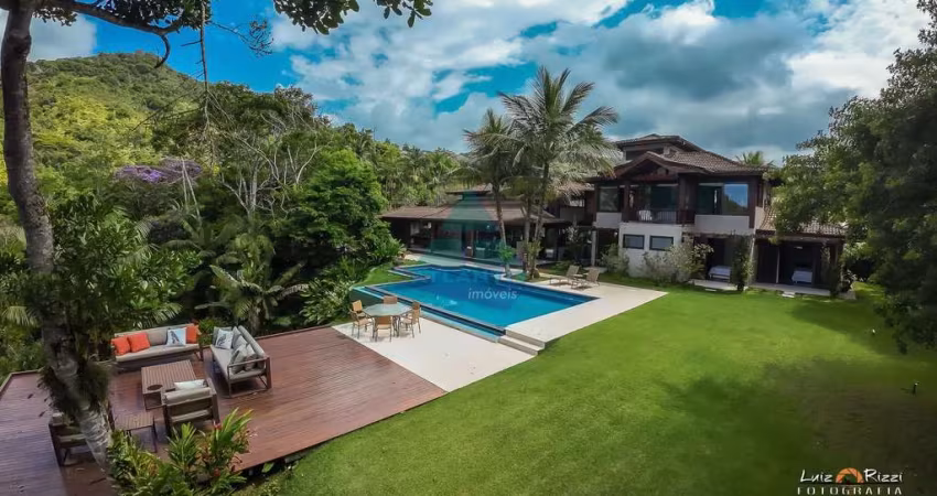 Casa para venda em Praia Brava de 445.00m² com 6 Quartos, 4 Suites e 3 Garagens