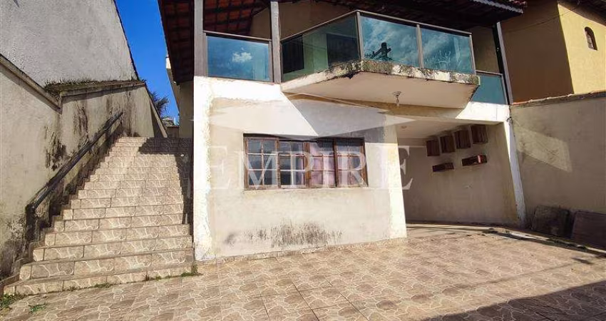 Sobrado para venda em Arujamérica de 280.00m² com 3 Quartos, 1 Suite e 3 Garagens
