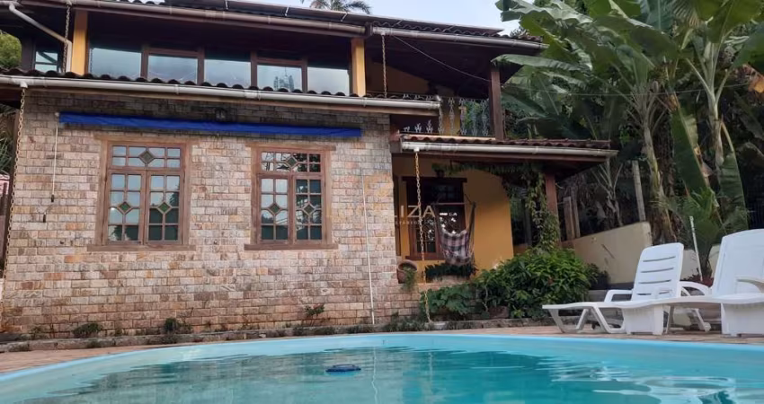 Casa para venda em Feiticeira de 765.00m² com 3 Quartos, 1 Suite e 3 Garagens
