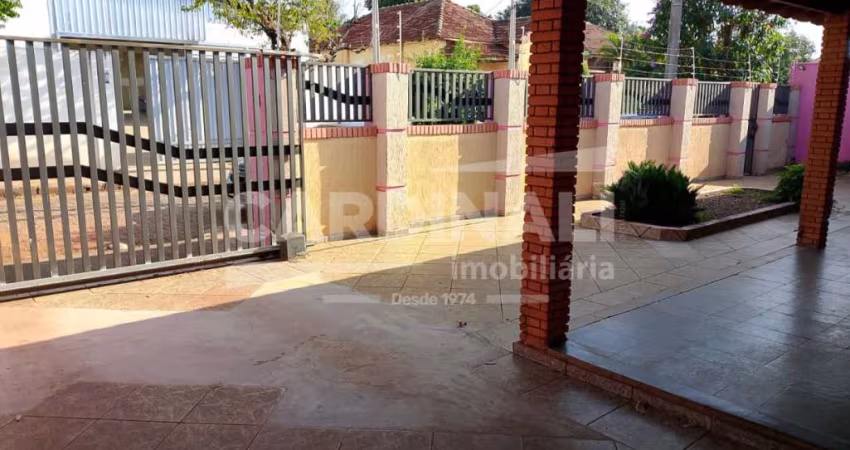 Casa para venda em Centro de 255.00m² com 3 Quartos, 1 Suite e 4 Garagens