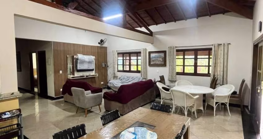 Chácara para venda em Mairinque de 380.00m² com 4 Quartos, 1 Suite e 15 Garagens
