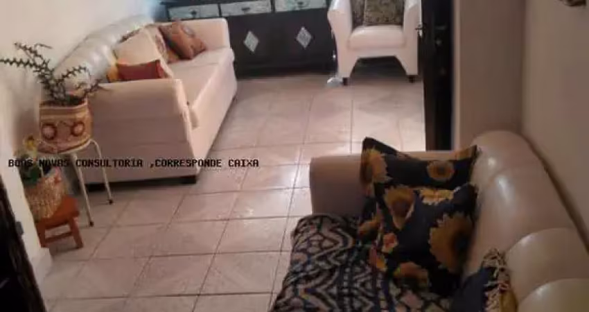 Sobrado para venda em Centro de 156.00m² com 3 Quartos e 3 Garagens