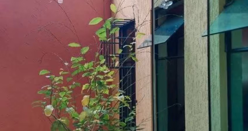 Sobrado para venda em Centro de 216.00m² com 3 Quartos, 1 Suite e 4 Garagens
