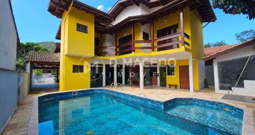 Casa para alugar em Condominio Lagoinha de 354.00m² com 3 Quartos, 3 Suites e 2 Garagens