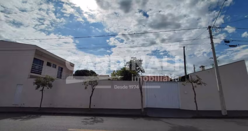 Casa para venda em Vila Santa Terezinha de 190.00m² com 3 Quartos, 2 Suites e 4 Garagens