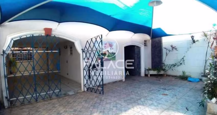 Casa para venda em Centro de 245.00m² com 4 Quartos, 1 Suite e 4 Garagens