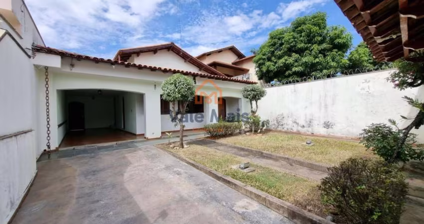 Casa para alugar em Centro de 450.00m² com 3 Quartos, 1 Suite e 3 Garagens
