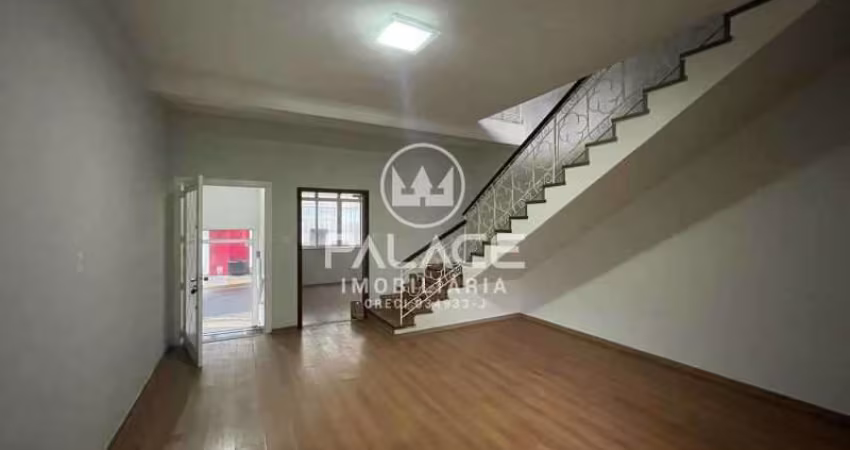 Casa para alugar em Centro de 180.00m² com 4 Quartos, 1 Suite e 5 Garagens