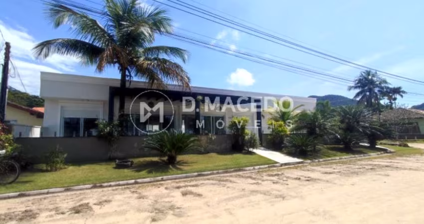 Casa para alugar em Condominio Lagoinha de 367.00m² com 3 Quartos, 2 Suites e 3 Garagens