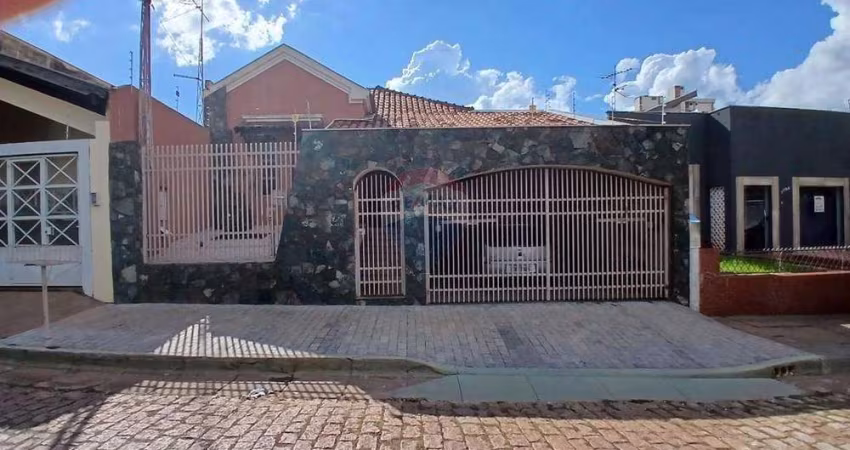 Casa para venda em Centro de 216.50m² com 4 Quartos, 1 Suite e 2 Garagens