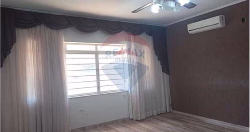 Casa para alugar em Vila Melo de 175.00m² com 3 Quartos, 1 Suite e 3 Garagens