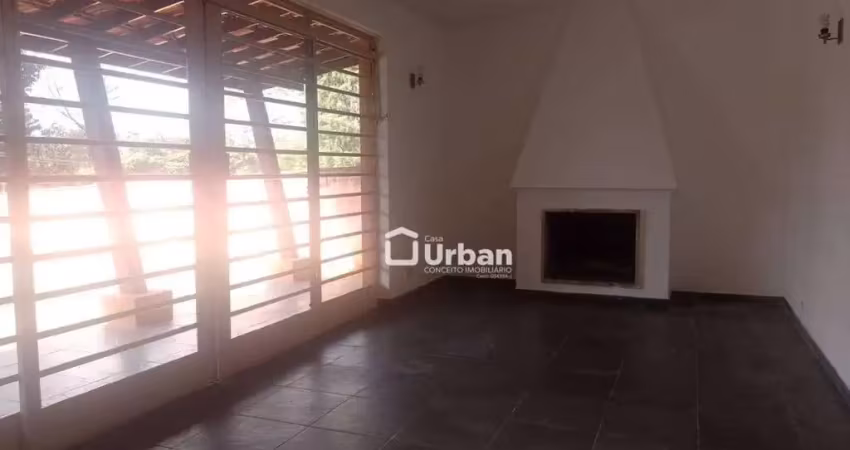 Casa para venda em Granja Viana - Vila São Fernando de 301.00m² com 3 Quartos, 1 Suite e 4 Garagens