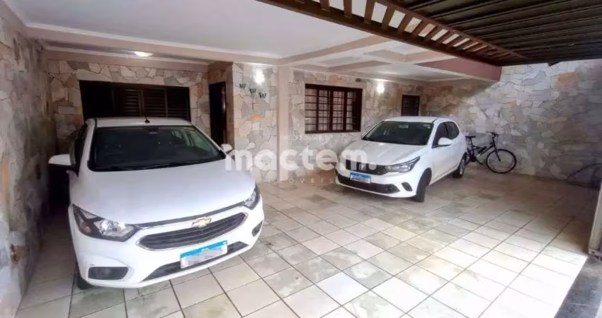 Sobrado para venda em Parque Das Figueiras de 387.00m² com 3 Quartos, 3 Suites e 4 Garagens