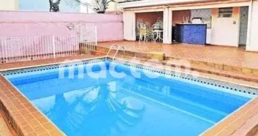 Casa para venda em Centro de 279.00m² com 3 Quartos, 1 Suite e 5 Garagens